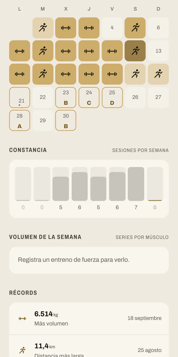 Racha diary: a calendar with a workout icon on each training day, weekly consistency bars and yearly records.